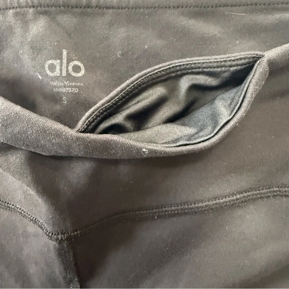 Black Alo Yoga Leggings with Pocket (S)